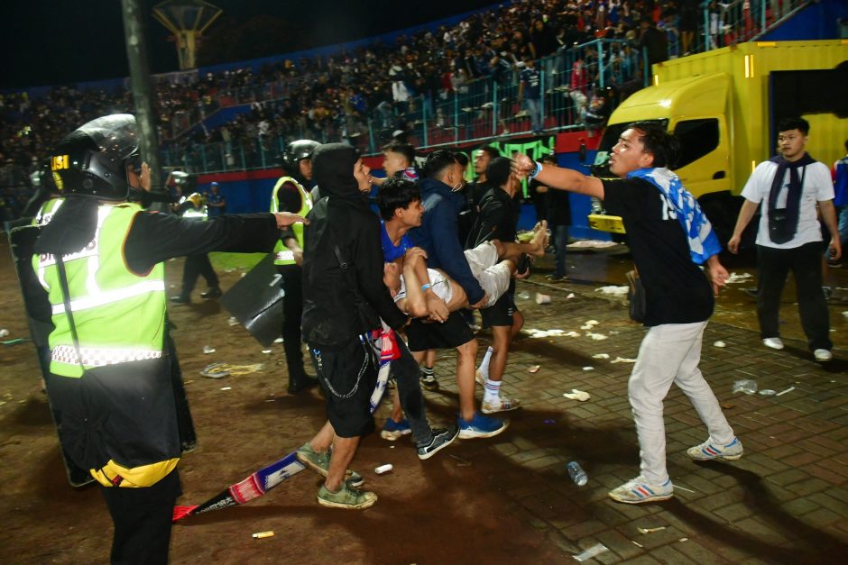 Indonezijoje dėl tragedijos stadione tiriami policijos pareigūnų veiksmai