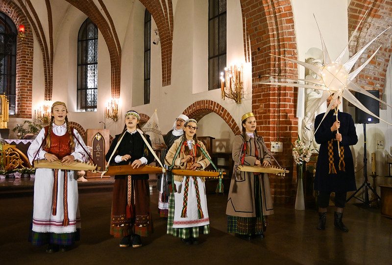 Tradiciniame advento koncerte „Už girių girių“ susipynė baltiškieji ir krikščioniškieji papročiai