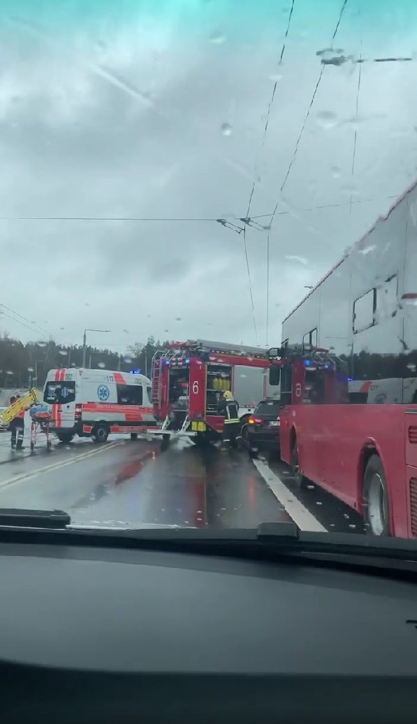 Tragiška avarija Vilniuje: žuvo trys BMW lėkę jaunuoliai, ugniagesiai vadavo prispaustuosius