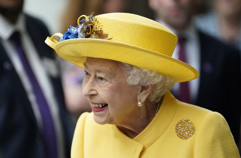 Karalienė Elžbieta II aplankė naują jos garbei pavadintą geležinkelio liniją