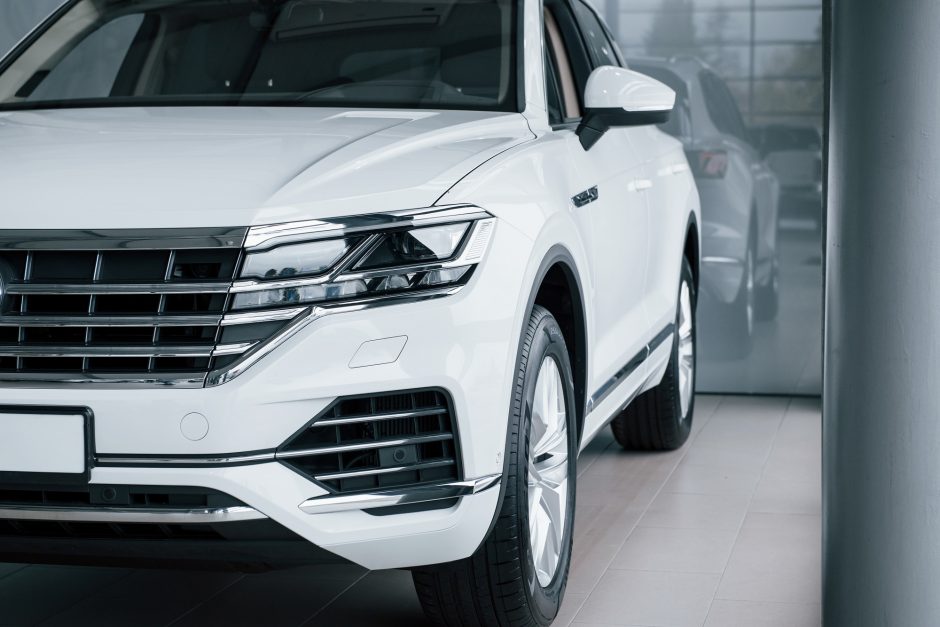 Naujų automobilių pardavimai ES šių metų pirmoje pusėje sumenko 14 proc.