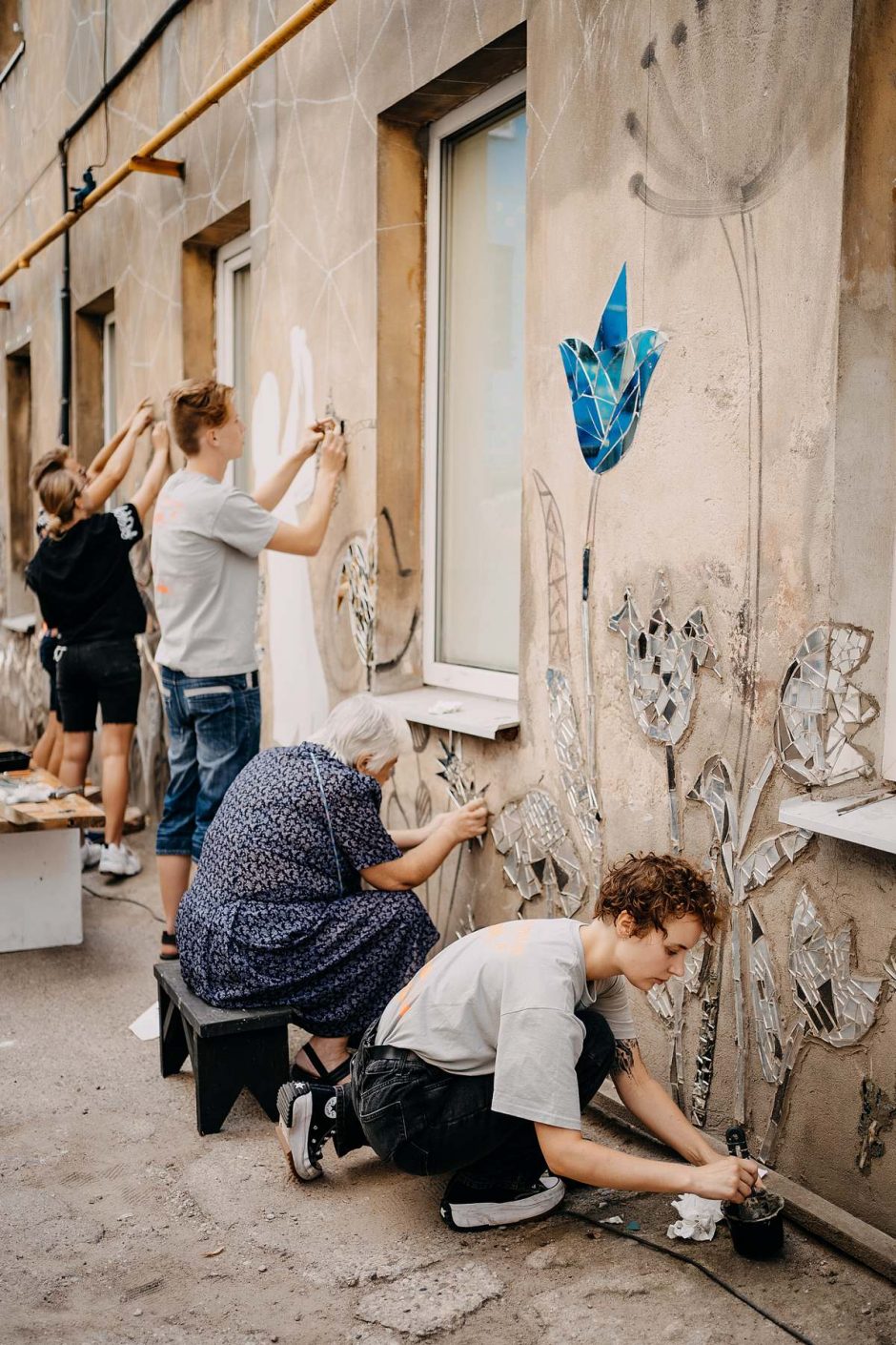 „Kiemo galeriją“ pildo vis nauji netikėti kūriniai: šįkart sienos pasipuošė veidrodinėmis gėlėmis