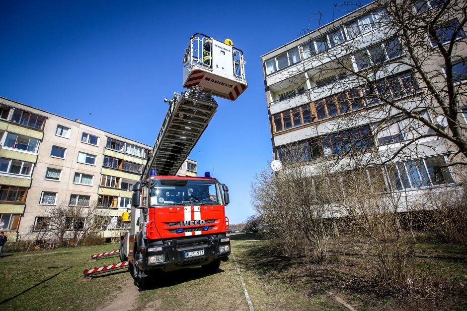 Ugniagesiai gelbėja ne vien kilus gaisrui: sulaukė ne vieno skambučio, kad artimieji neatidaro durų