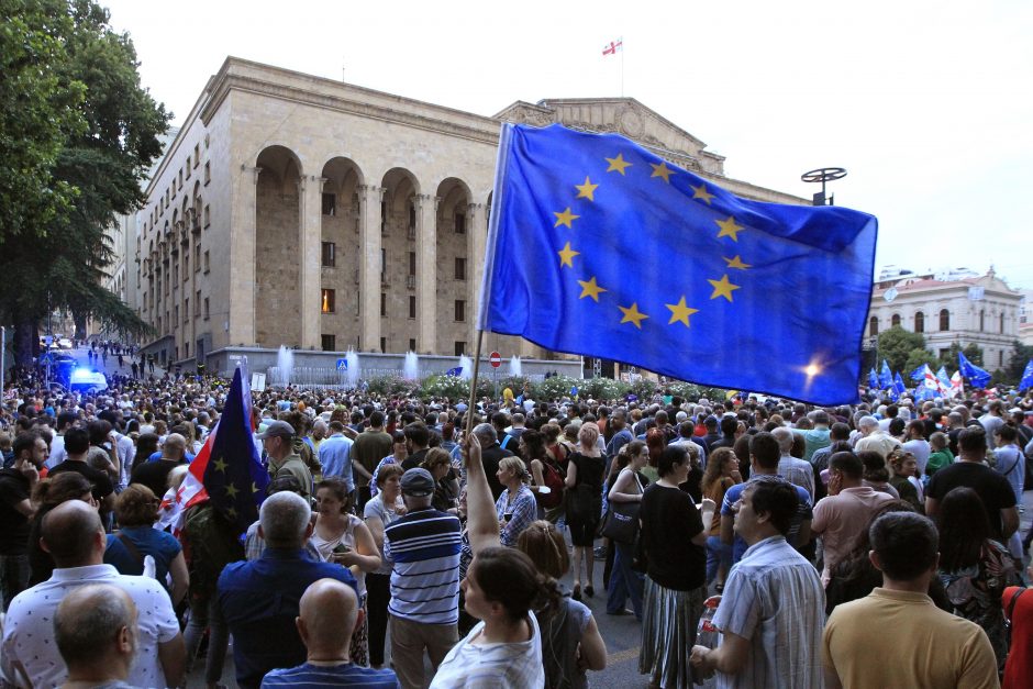 Sakartvele dešimtys tūkstančių žmonių dalyvavo demonstracijoje už narystę ES