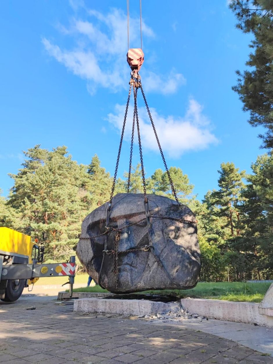 Akmeninę galvą – į Grūto parką: Kuršių nerijoje neliko sovietinio kario memorialo