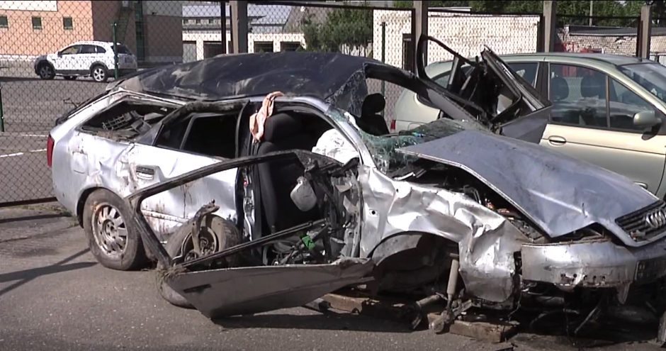 Naujojoje Akmenėje apvirtus nuo policijos sprukusiam automobiliui, žuvo keleivis