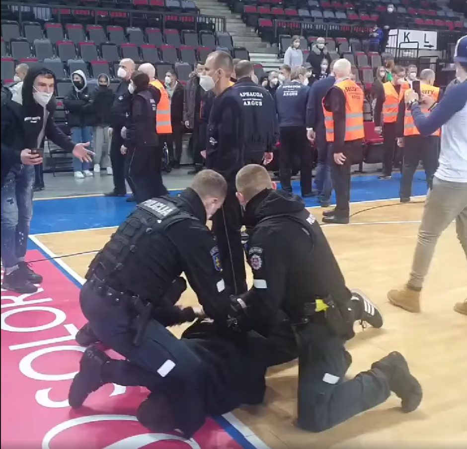 „Žalgirio“ fanus po rungtynių Klaipėdoje teko malšinti policijos pajėgoms