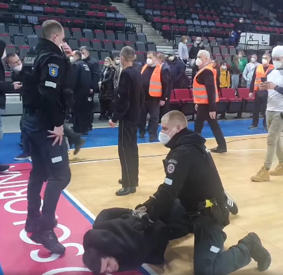 „Žalgirio“ fanus po rungtynių Klaipėdoje teko malšinti policijos pajėgoms