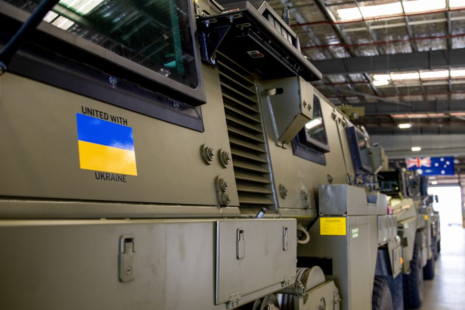 Australija išsiuntė Ukrainai pirmuosius keturis šarvuotuosius transporterius