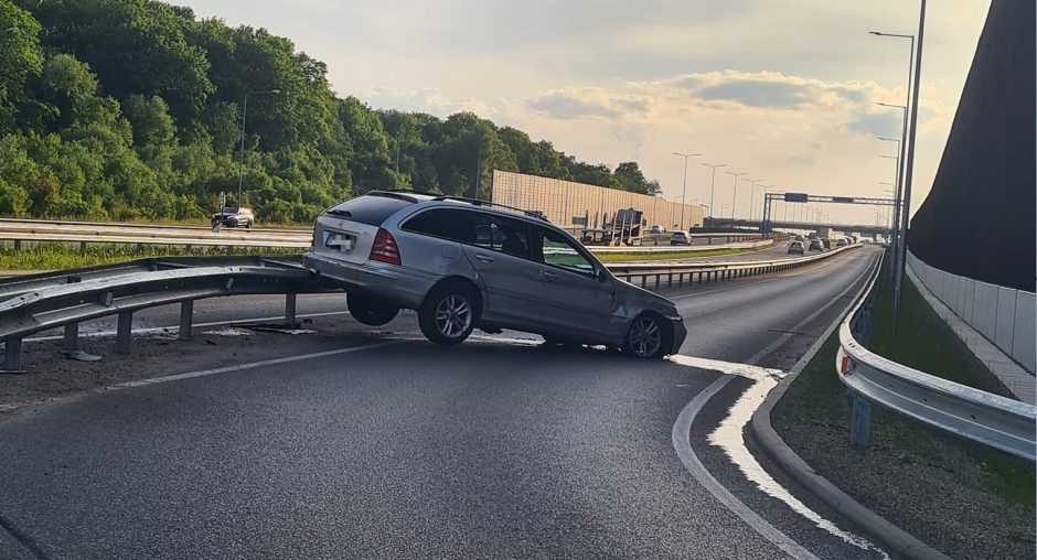 Kaune – avarija: „Mercedes-Benz“ užvažiavo ant kelio atitvaro