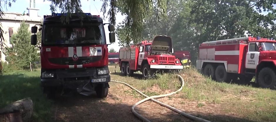 Rajonų ugniagesiai važinėja automobiliais, kurių vieta muziejuje: ne visi turi net darbinius rūbus