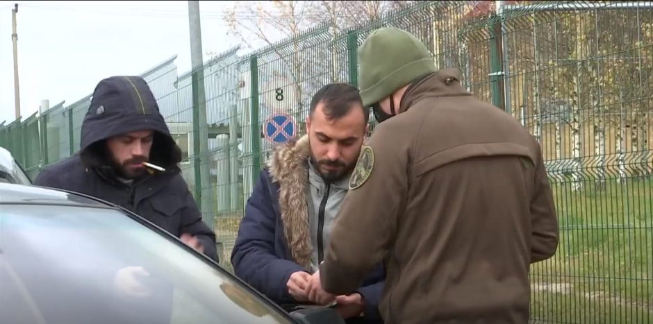 Migrantų stovyklas pamatę jų giminaičiai: čia panašu į kalėjimą