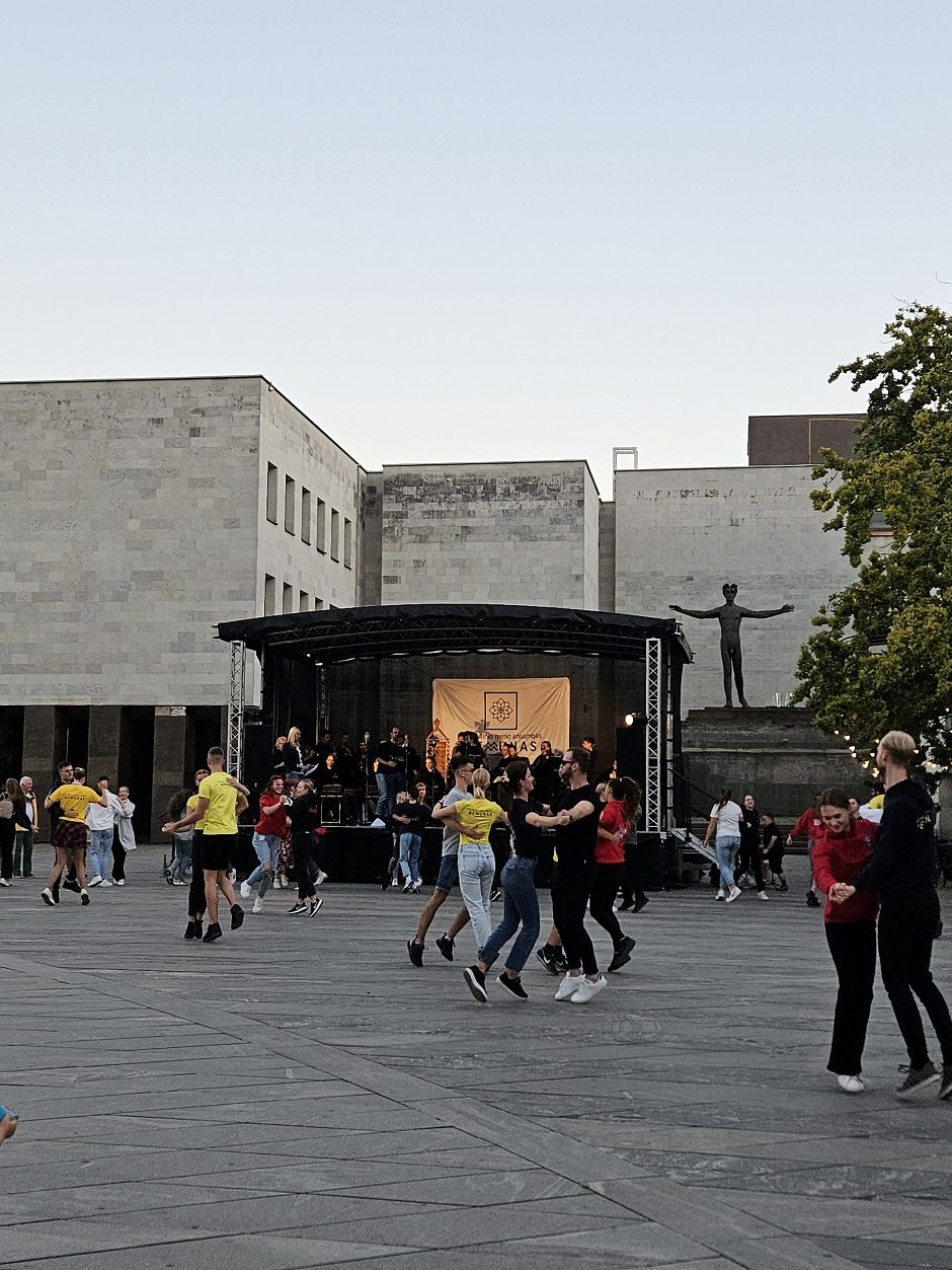Kaune tautiškumą žadinantis renginys skatino šokti kartu