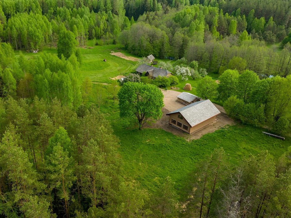 Sutartinių suvesta pora kuria tvarų gyvenimą tarp miškų