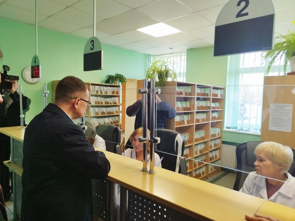 Plungės gydymo įstaigose apsilankęs A. Dulkys pristatė planuojamas priemones, kurios mažins eiles ir krūvį gydytojams