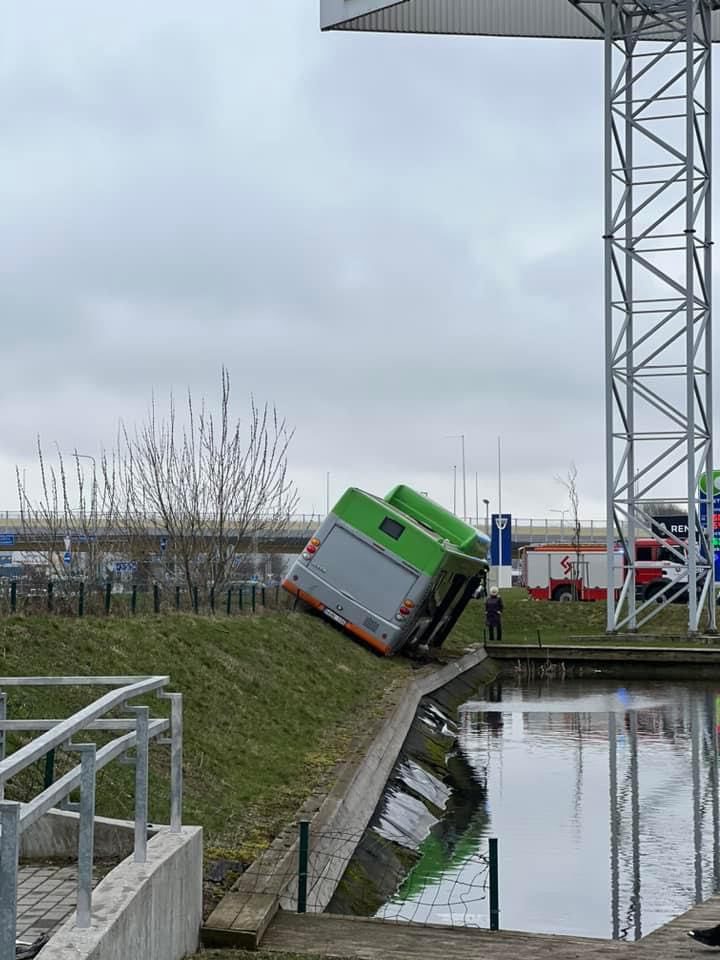  Incidentas Klaipėdoje: iš pavojingai pasvirusio autobuso į baseiną krito keleiviai