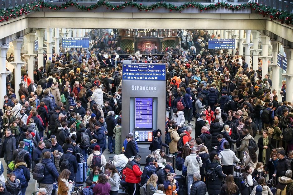 Po dėl potvynio atšauktų „Eurostar“ reisų sekmadienį atnaujinamos traukinių kelionės