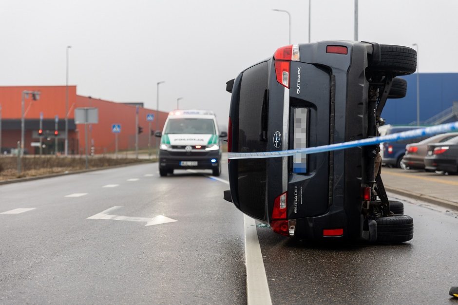 Eismo nelaimė sostinėje: automobilis kliudė stulpą ir apvirto