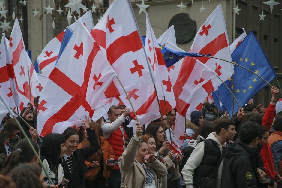 Sakartvele dešimtys tūkstančių žmonių švenčia sprendimą suteikti kandidato į ES statusą