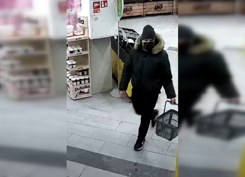 Iš parduotuvės pavogtas alkoholis: pareigūnai nori surasti šį kaukėtą vyrą