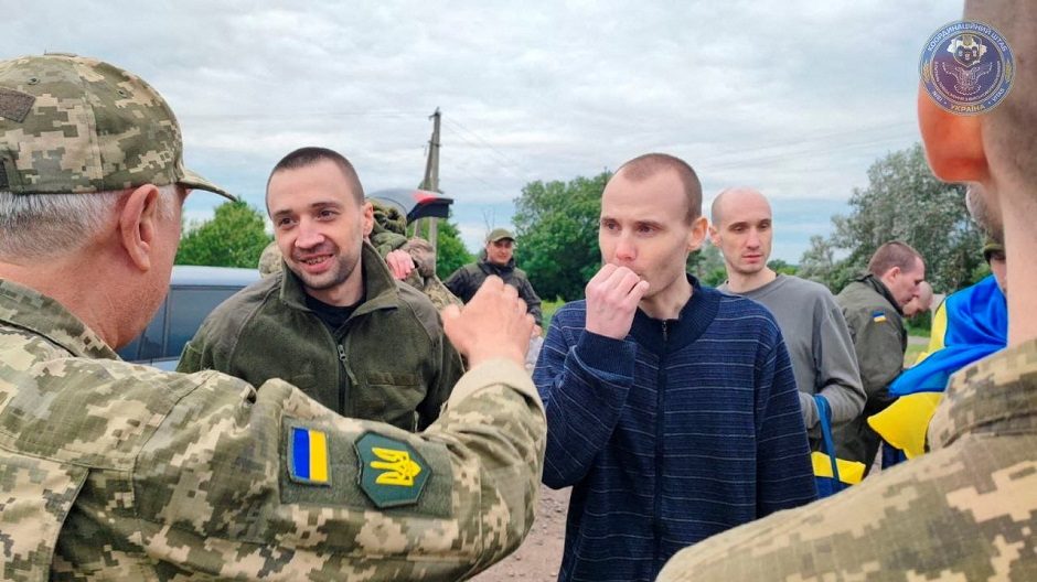 Ukraina ir Rusija apsikeitė karo belaisviais: į Ukrainą grįžta 95 žmonės