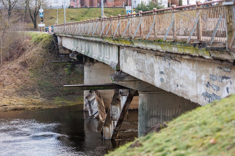 Po nelaimės Kėdainiuose: ne tik tiltai, bet ir bendra kelių būklė yra apgailėtina