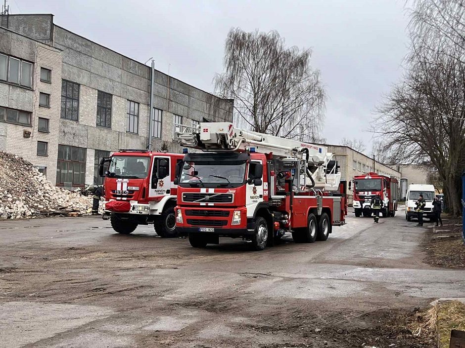 Medienos perdirbimo įmonėje Panevėžyje kilo gaisras: dega pjuvenos