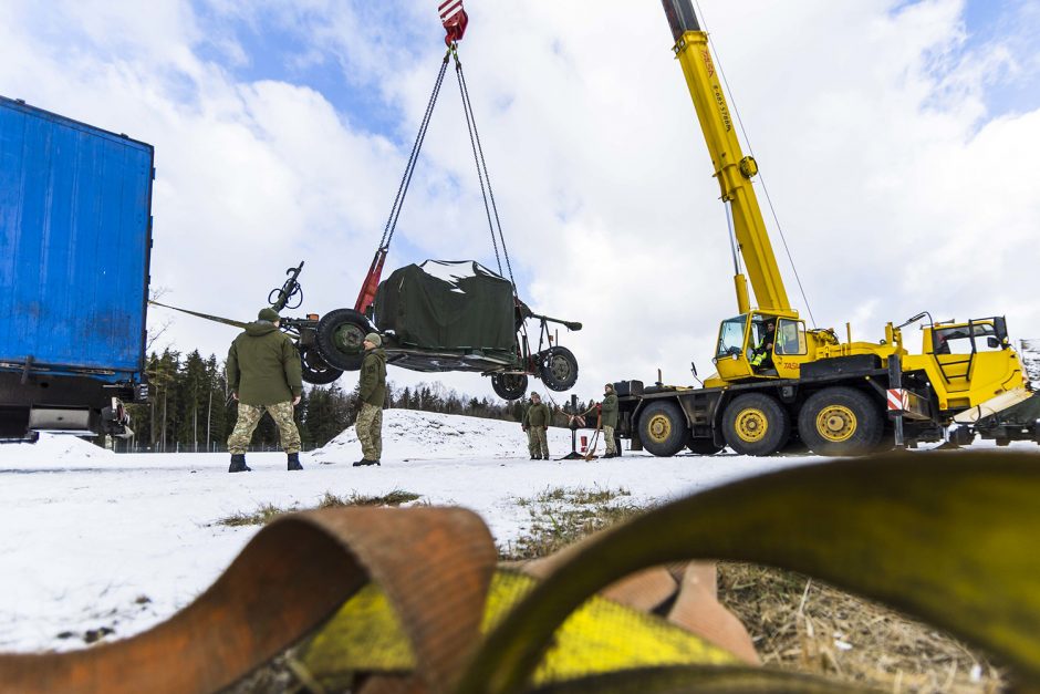 Lietuvos parama Ukrainai: sraigtasparniai, priešlėktuviniai pabūklai, šarvuočiai