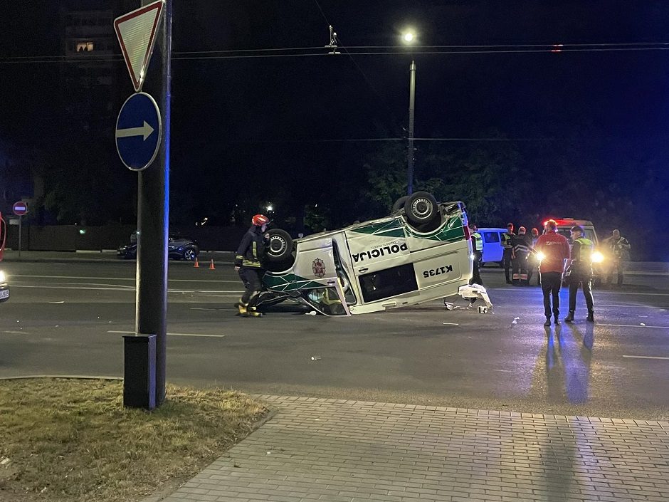 Kaune į avariją pateko į iškvietimą vykęs policijos automobilis