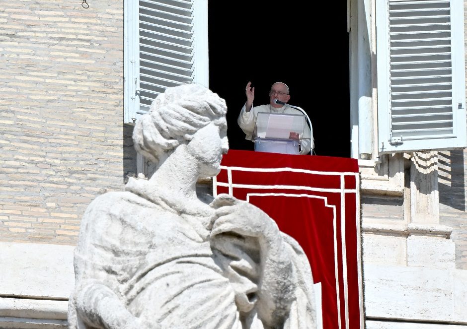 Popiežius ragina nutraukti atakas Izraelyje 
