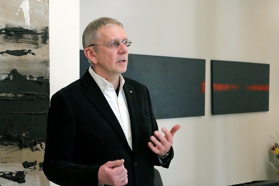 Gyvenimo slėpiniai ir vertikalės – naujausioje R. Čeponio parodoje „AP galerijoje“