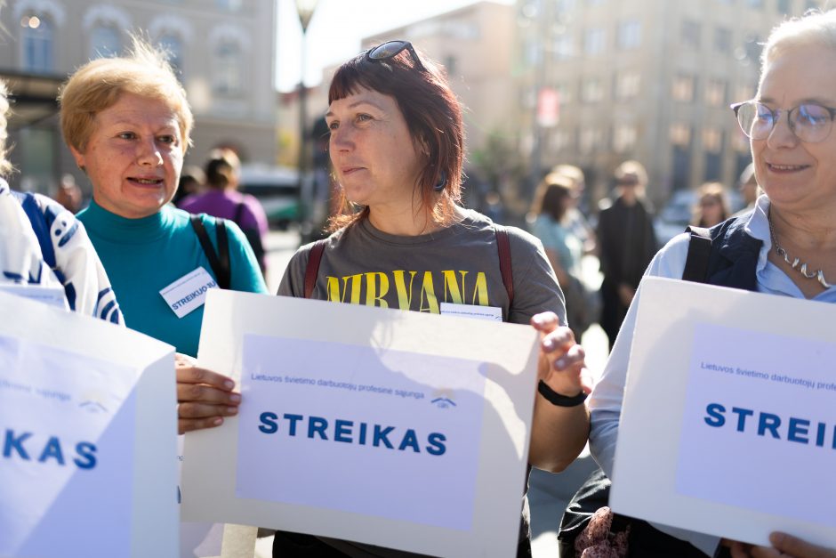 Nacionalinė švietimo agentūra: pirmadienį streiką tęsia per 2 tūkst. pedagogų