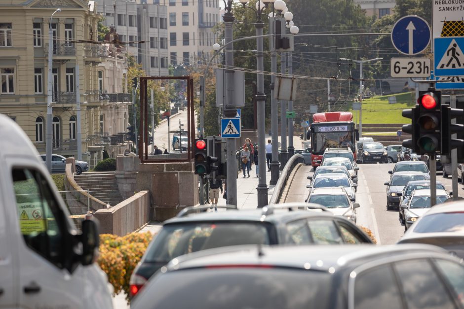 Sostinėje pradėti Žaliojo tilto atnaujinimo darbai, nukelta meninė instaliacija