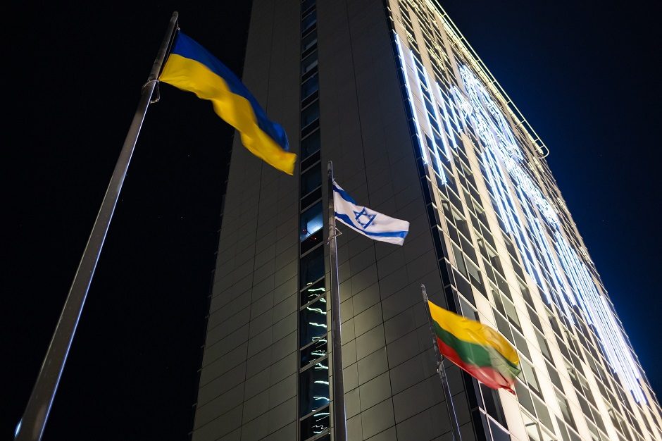 Vilnius palaiko Izraelį: šalies vėliavos spalvomis nušvito tiltai, Trijų Kryžių paminklas, Rotušė