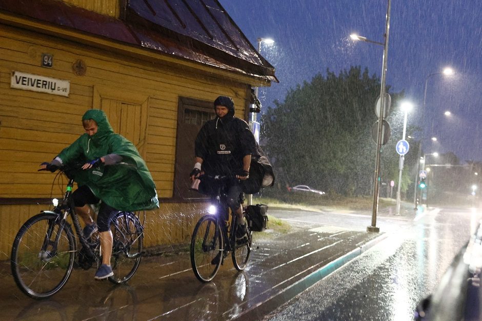 Kauną skalauja stiprus lietus