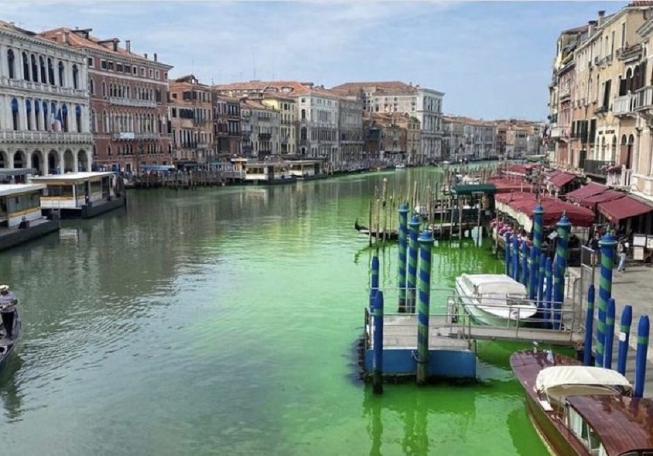 Venecijos policija tiria, kodėl pažaliavo Didžiojo kanalo vanduo