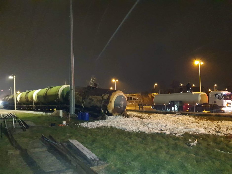 Ekologinė avarija Klaipėdoje: nuo bėgių nuvirtus cisternai išsiliejo tonos dyzelino