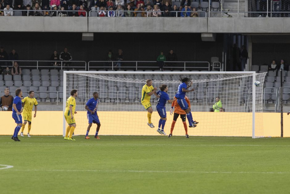 Kauno S. Dariaus ir S. Girėno stadione įvyko Lietuvos ir FIFA futbolo legendų rungtynės