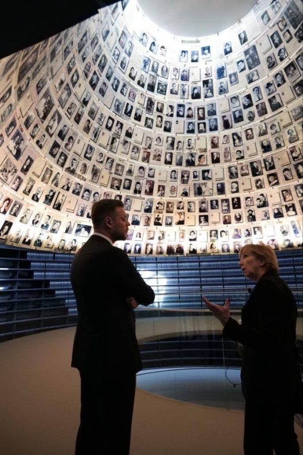 Ministras Holokausto atminimo centre: visada bus žmonių, kurie tamsoje rinksis šviesą