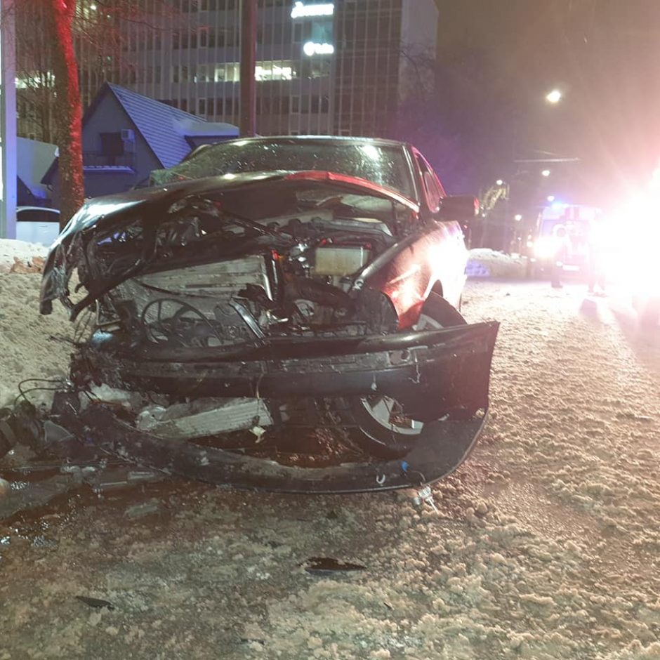 Savanorių prospekte – stipri BMW ir „Volkswagen“ avarija: po smūgio „Citybee“ rėžėsi į stulpą