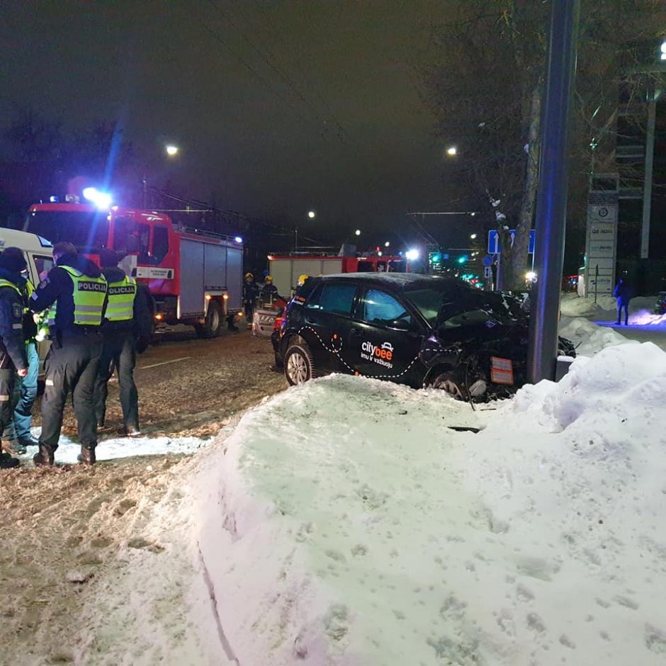 Savanorių prospekte – stipri BMW ir „Volkswagen“ avarija: po smūgio „Citybee“ rėžėsi į stulpą