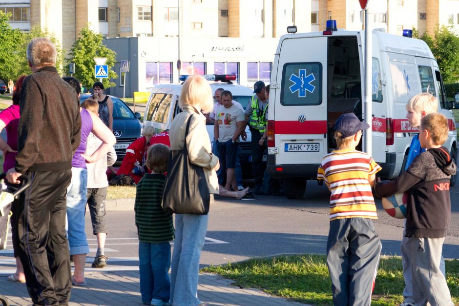 Kaune susižalojo moteris: šoko pro langą, nes iš buto neišleido vyras