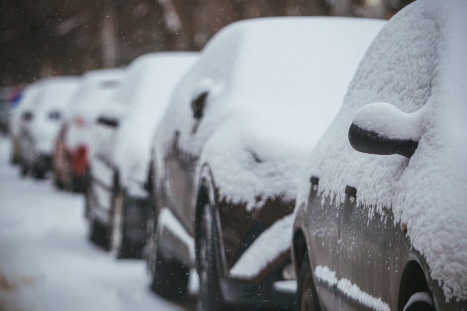 Įspėja dėl sudėtingų eismo sąlygų – į Lietuvą atkeliauja sniegas