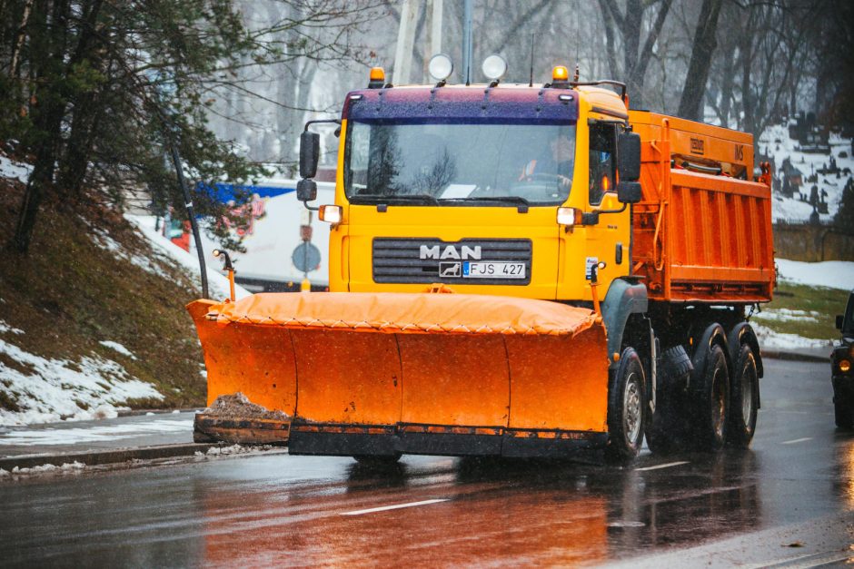 Kelininkai nuo šiol barstys ir mažesnio intensyvumo rajoninius kelius