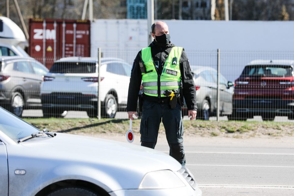 Policija sustabdė patikrinti BMW: rado neteisėtą informacijos rinkimo įrangą