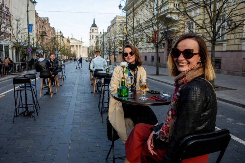 Laisvėja karantinas: vėl veiks lauko kavinės, restoranai ir barai