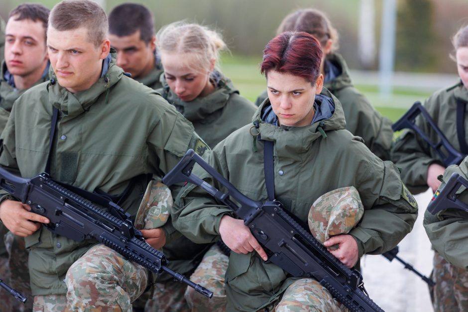 Konservatoriai gynybos susitarimą pasirašo su išlyga, siūlo visuotinę karo prievolę