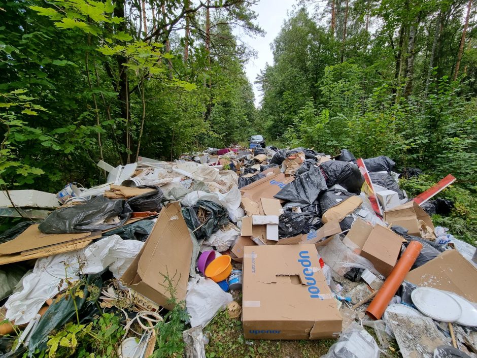 Miškininkų radinys nenudžiugino: pamiškėje Vilniuje – rekordinis išverstų šiukšlių kalnas