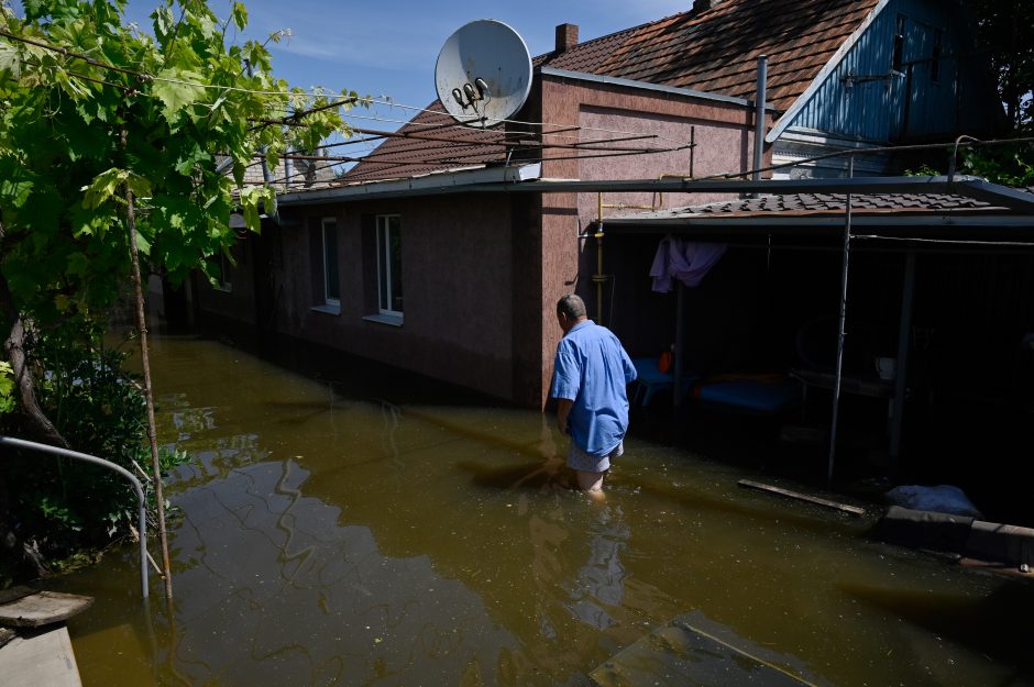 Pareigūnai praneša, kad vanduo užtvindytuose Ukrainos regionuose pamažu slūgsta