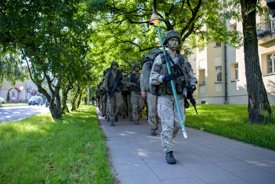 Į Karo akademiją grįžo per 70 baigiamojo būrio vado egzamino dalyvių
